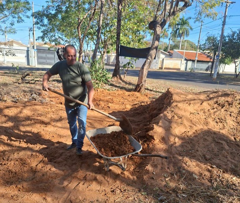 Vereador Mauro Cruz atende demanda de moradores do Campina Verde
