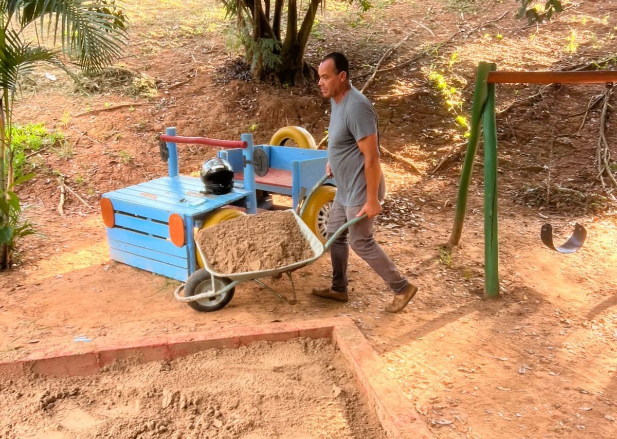 Vereador Mauro Cruz atua próximo às comunidades e colabora para melhorar playground de Emei