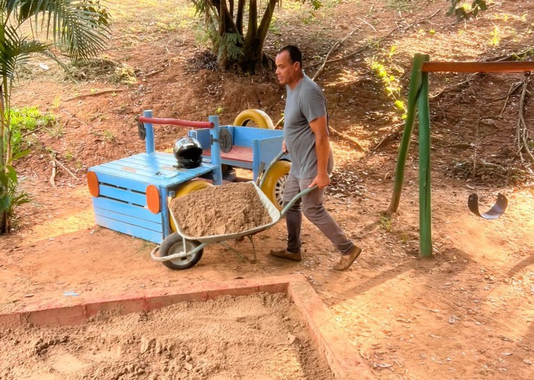 Vereador Mauro Cruz atua próximo às comunidades e colabora para melhorar playground de Emei