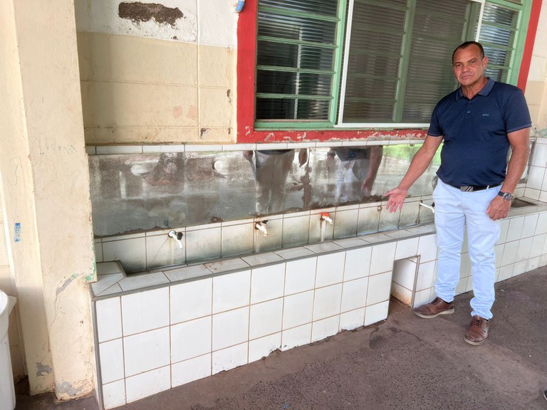 Vereador Mauro Cruz visita a Emei Arco Íris e constata necessidade de ampla ref