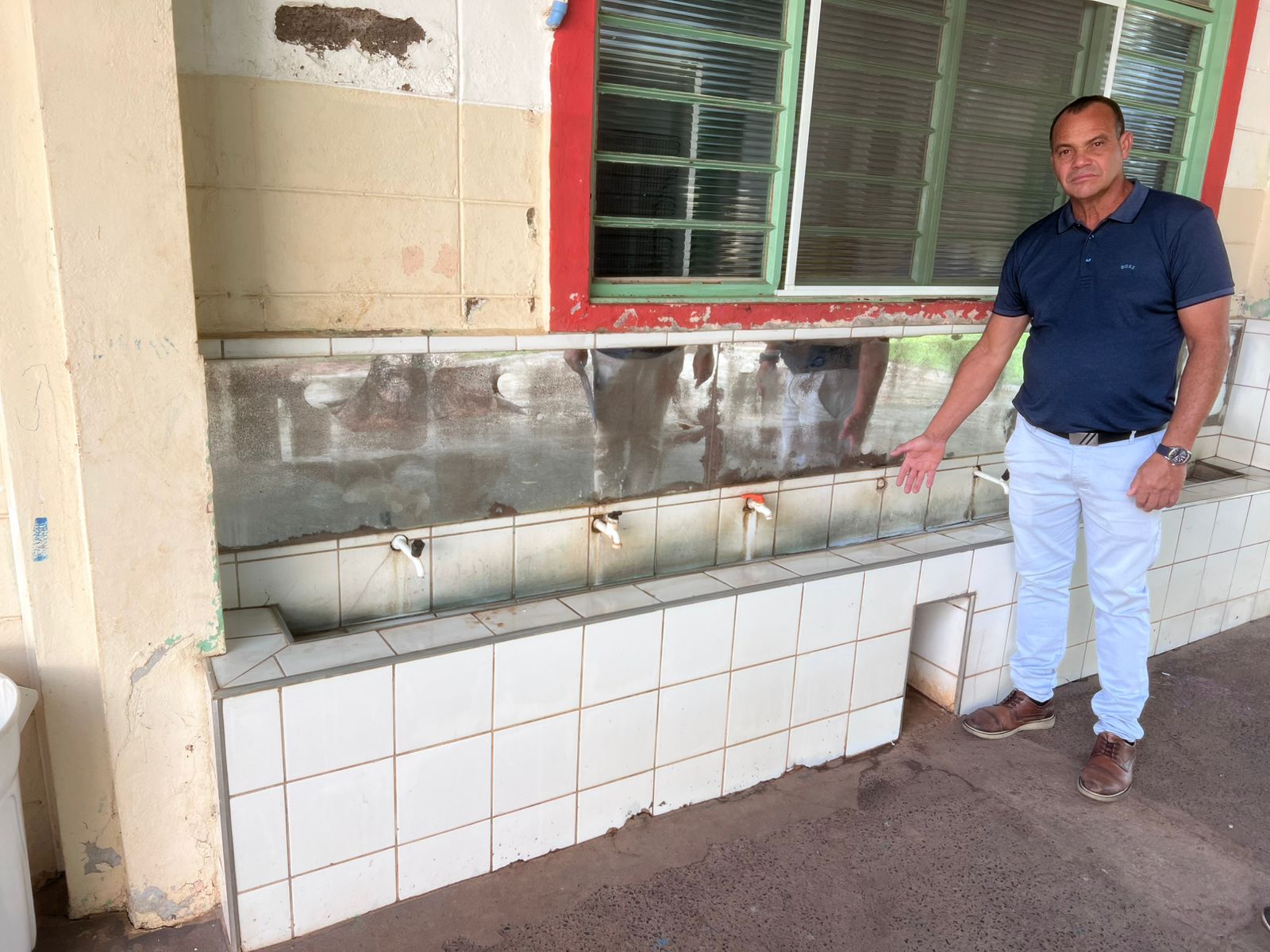 Vereador Mauro Cruz visita a Emei Arco Íris e constata necessidade de ampla reforma