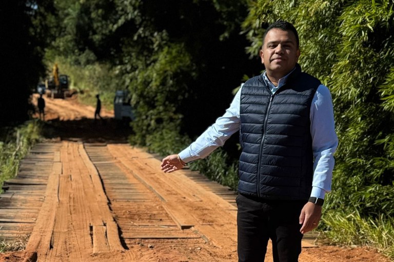 Vereador Thiaguinho acompanha início da reforma da ponte do ‘Córrego do Veado’