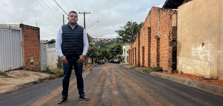 Vereador Thiaguinho acompanha pavimentação do Residencial Jardim Ismael