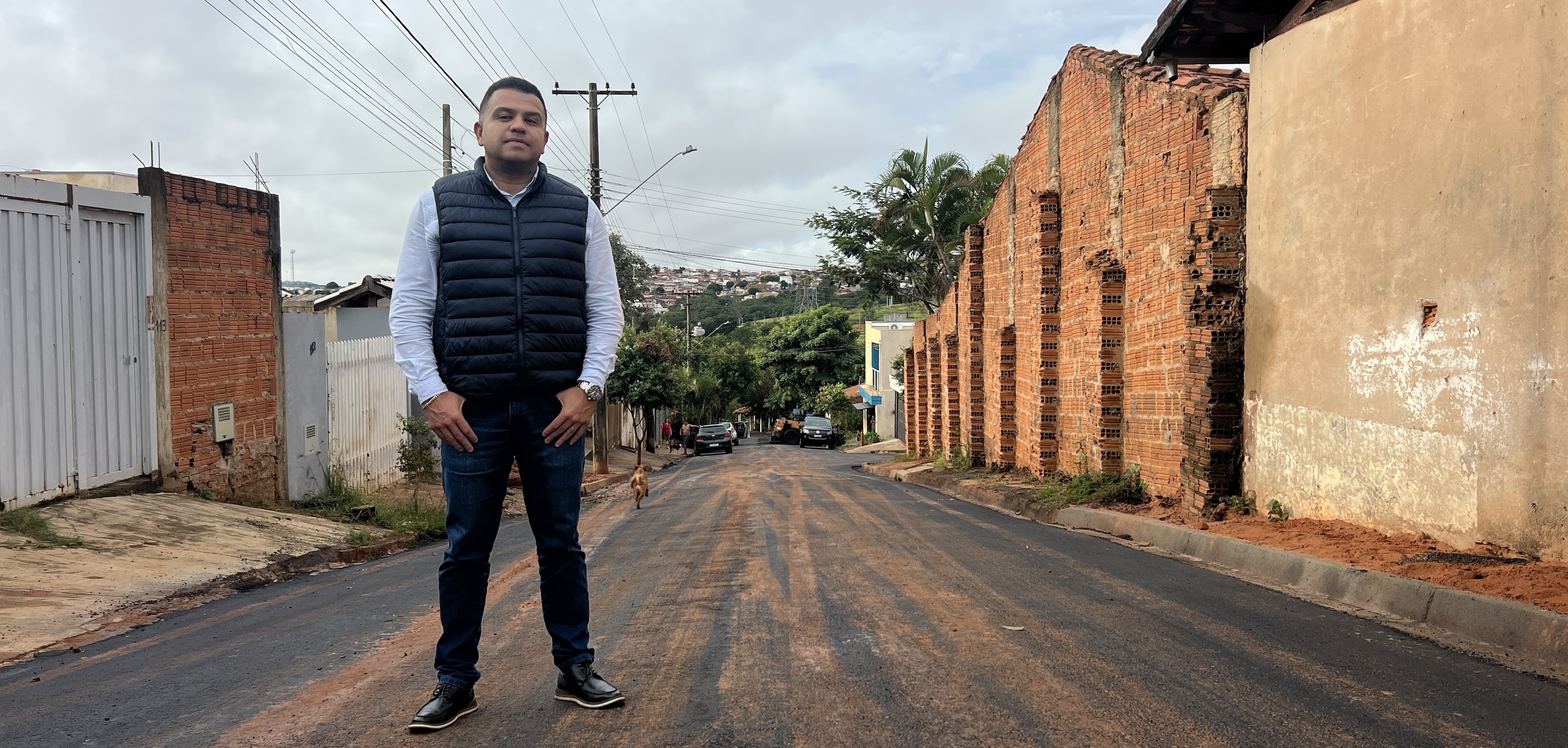 Vereador Thiaguinho acompanha pavimentação do Residencial Jardim Ismael