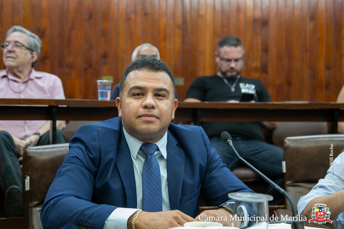 Vereador Thiaguinho cobra reparos urgentes em bocas de lobo da cidade