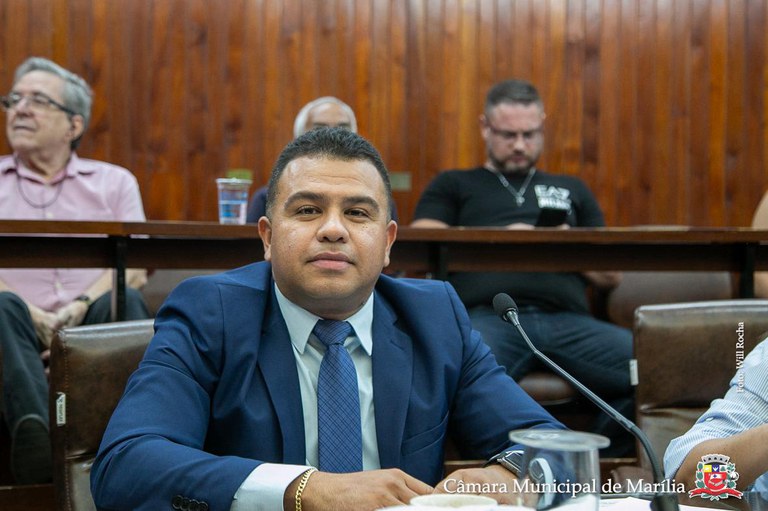 Vereador Thiaguinho cobra reparos urgentes em bocas de lobo da cidade