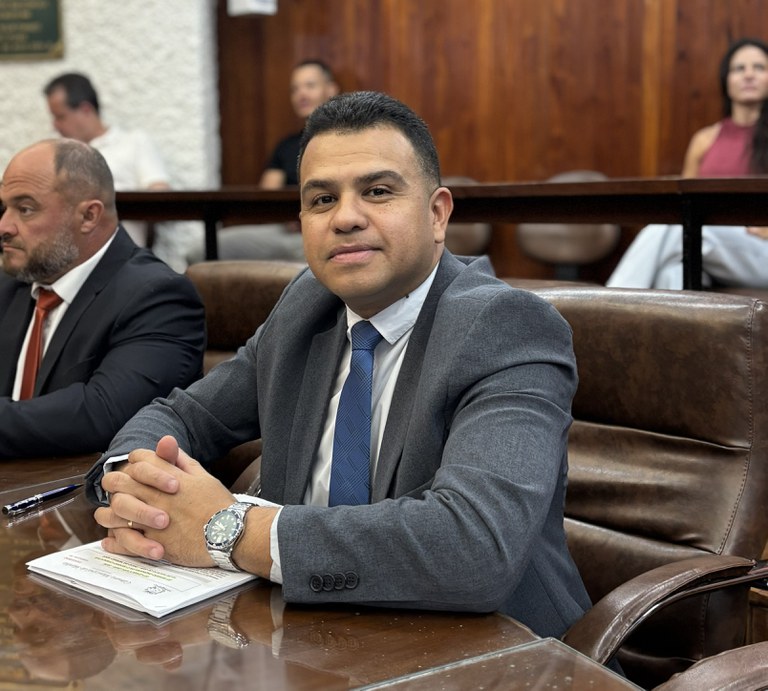 Vereador Thiaguinho quer realização de operação tapa-buracos no bairro Jardi