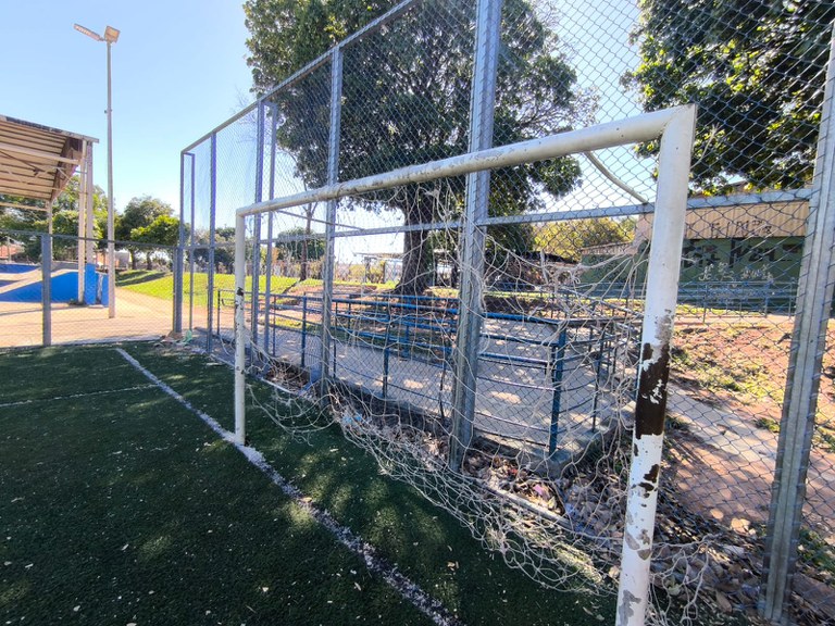 Vereadora Fabiana Camarinha pede reforma do Tatá e coberturas nos pontos de ônibus