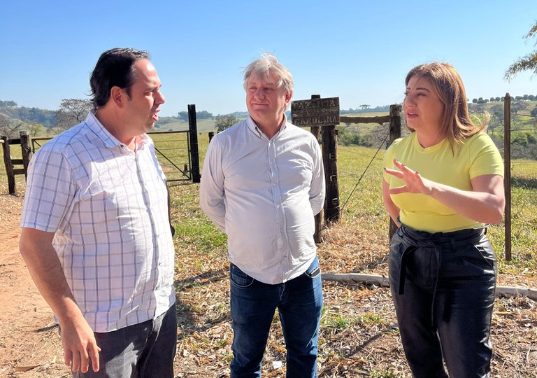 Vereadora Professora Daniela confere in loco melhorias em estrada do distrito de Dirceu