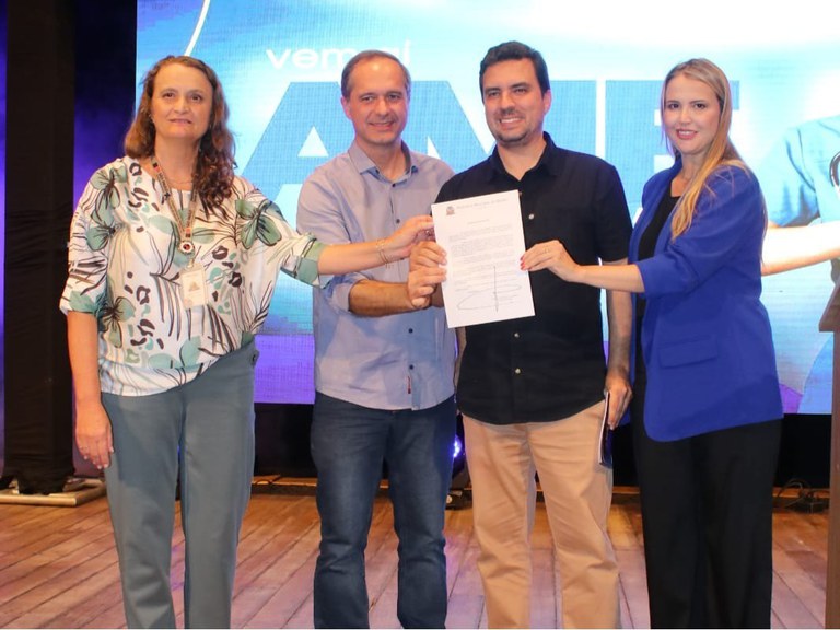 Vereadores acompanham anúncio oficial de doação de área para o AME