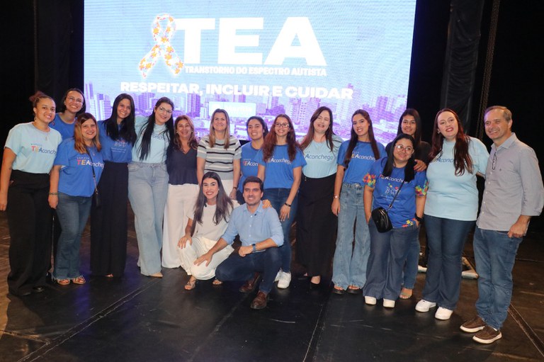 Vereadores acompanham entrega de localizadores para crianças com TEA e destacam