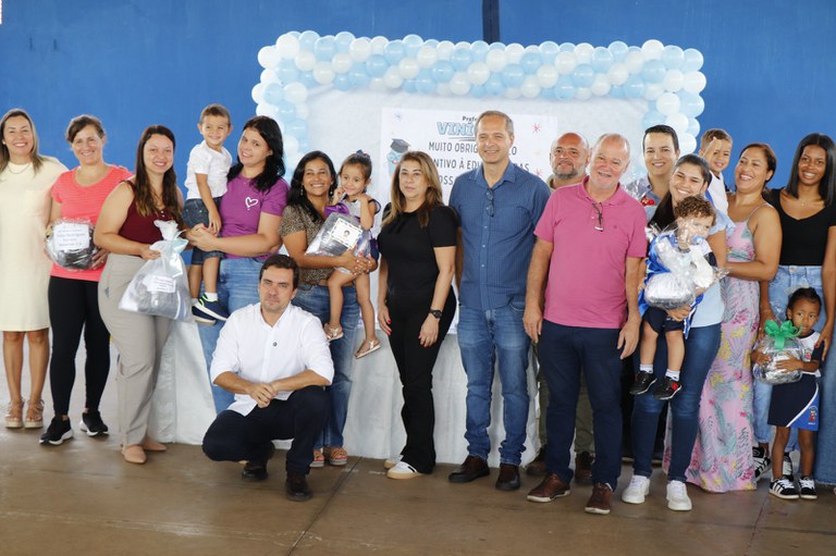 Vereadores acompanham entrega dos uniformes escolares a alunos da rede municipal