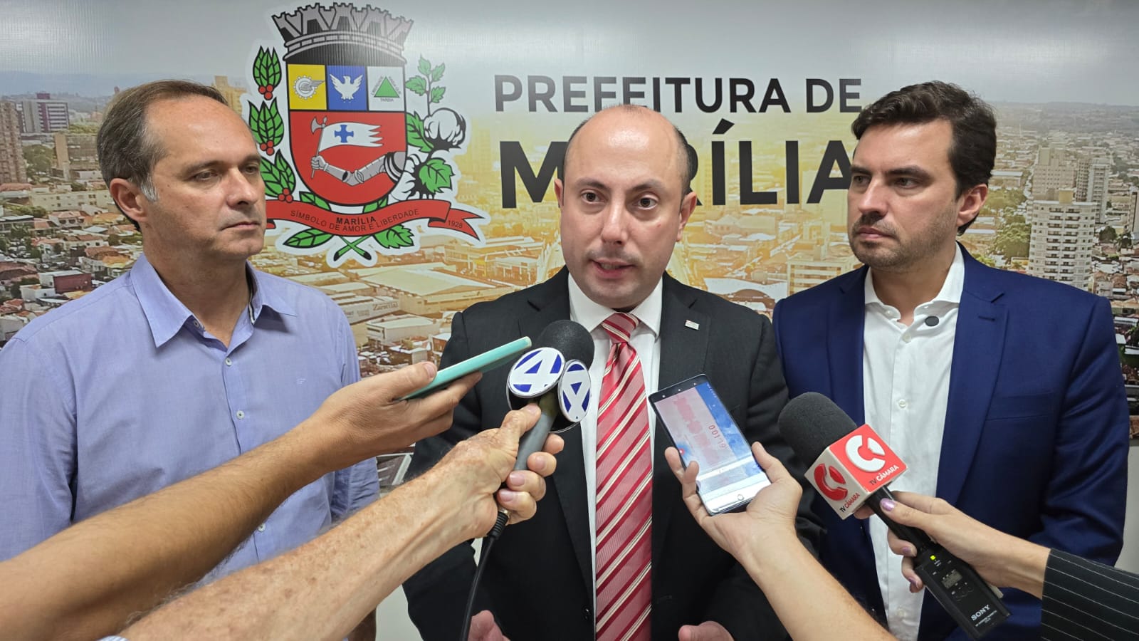 Vereadores acompanham visita de secretário da Fazenda e Câmara concede títulos