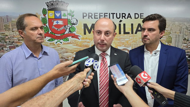 Vereadores acompanham visita de secretário da Fazenda e Câmara concede títulos