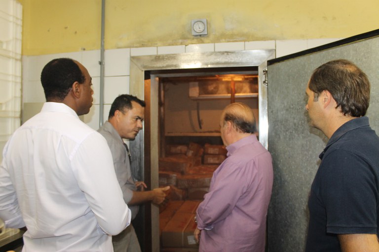Vereadores da CPI da Carne realizam visita  à Cozinha Piloto e conhecem a câmara fria