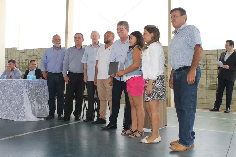 Vereadores participam da entrega de uniformes e abordam qualidade da rede municipal de ensino