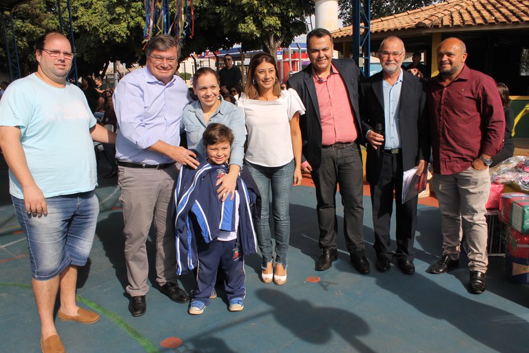Vereadores participam das entregas de mais de  36 mil uniformes aos alunos da rede municipal