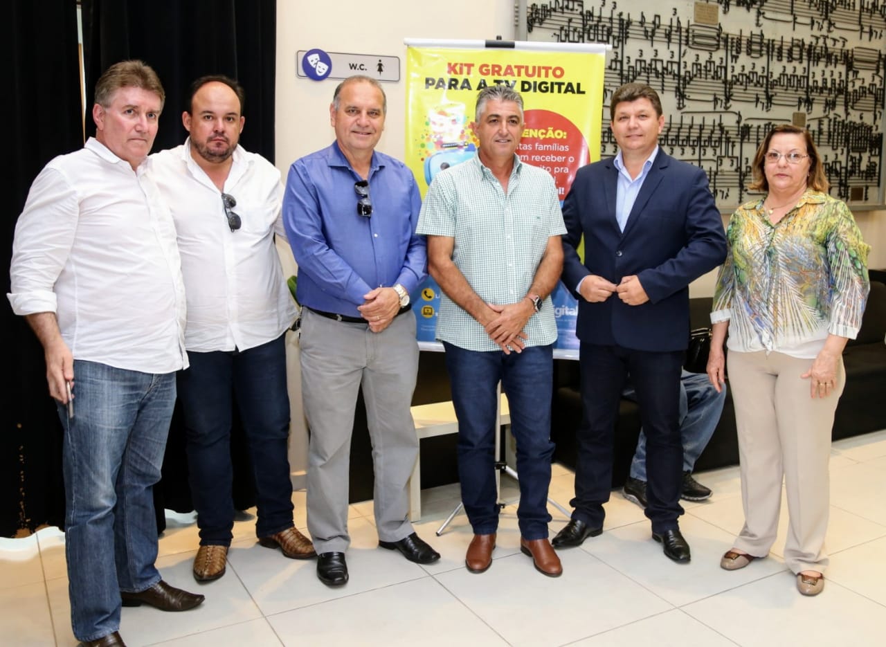 Vereadores participam de assinatura do convênio para a implantação da TV Digital em Marília