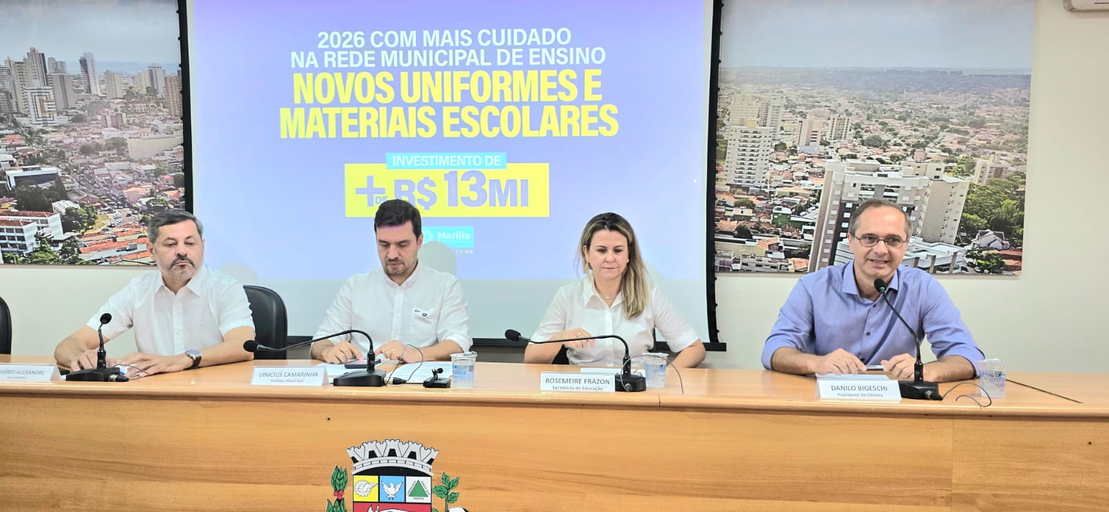 Vereadores participam de solenidade e destacam entrega de materiais e uniformes escolares no início do ano letivo