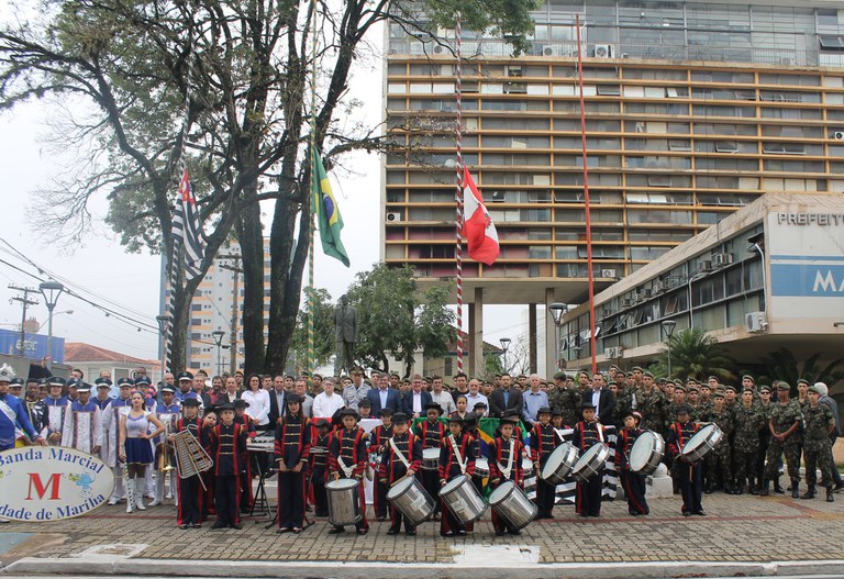 Vereadores prestigiam abertura da Semana  da Pátria em ato cívico no Paço Municipal