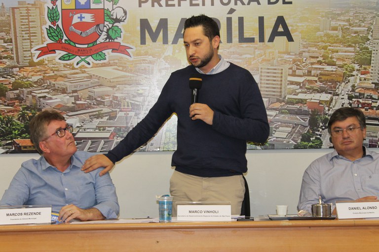 Vereadores recepcionam secretário estadual Marco Vinholi e apresentam reivindicações