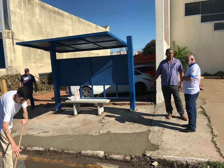 Vice-presidente Cícero do Ceasa acompanha  a instalação de cobertura em ponto de ônibus