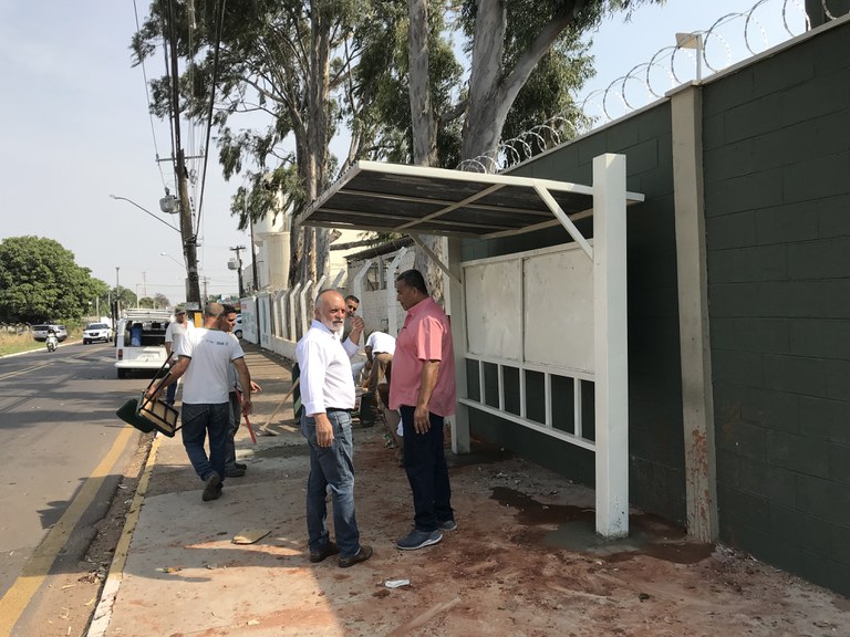 Vice-presidente Cícero do Ceasa conquista melhorias e instalação de ponto de ônibus