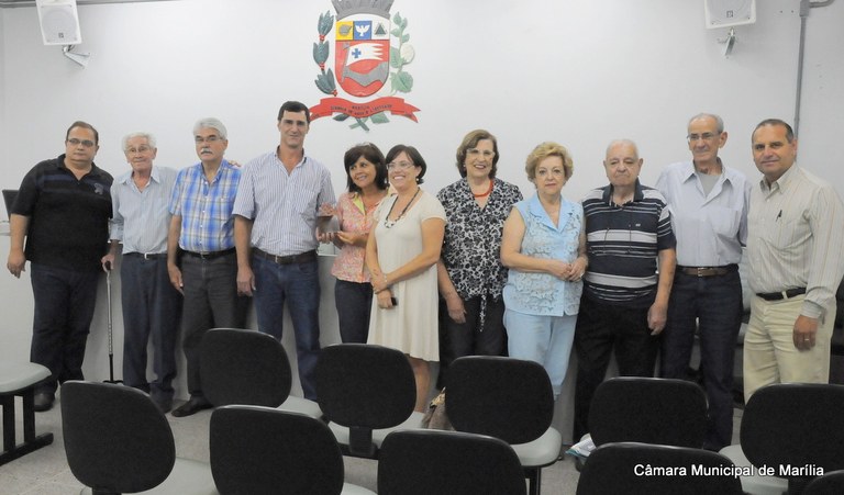 Comissão de Registros Históricos recebe exemplar raro do livro Marília de Dirceu